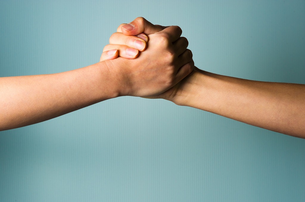 手を取って協力イメージ